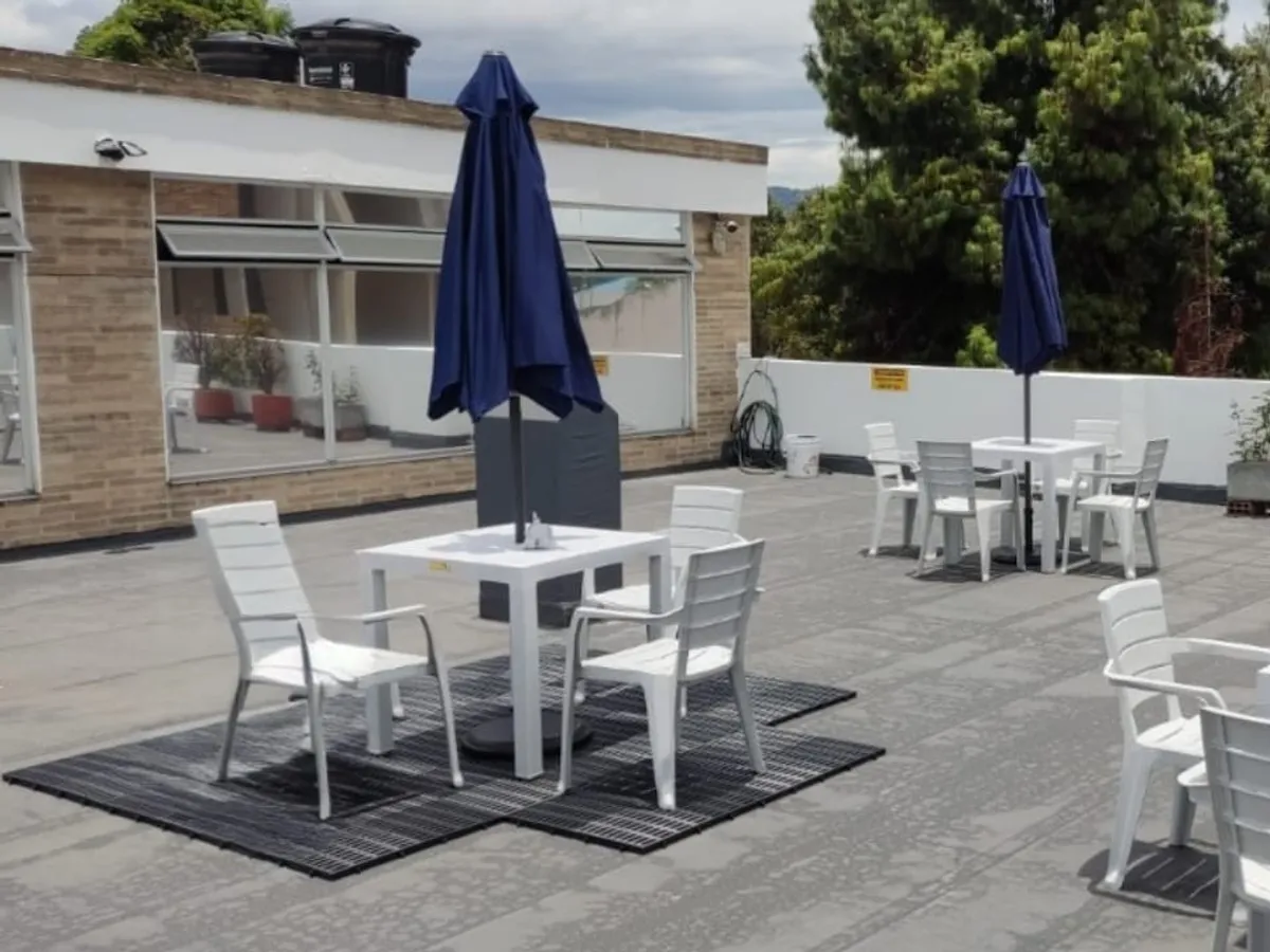 Terraza exterior de la Sede Cedros